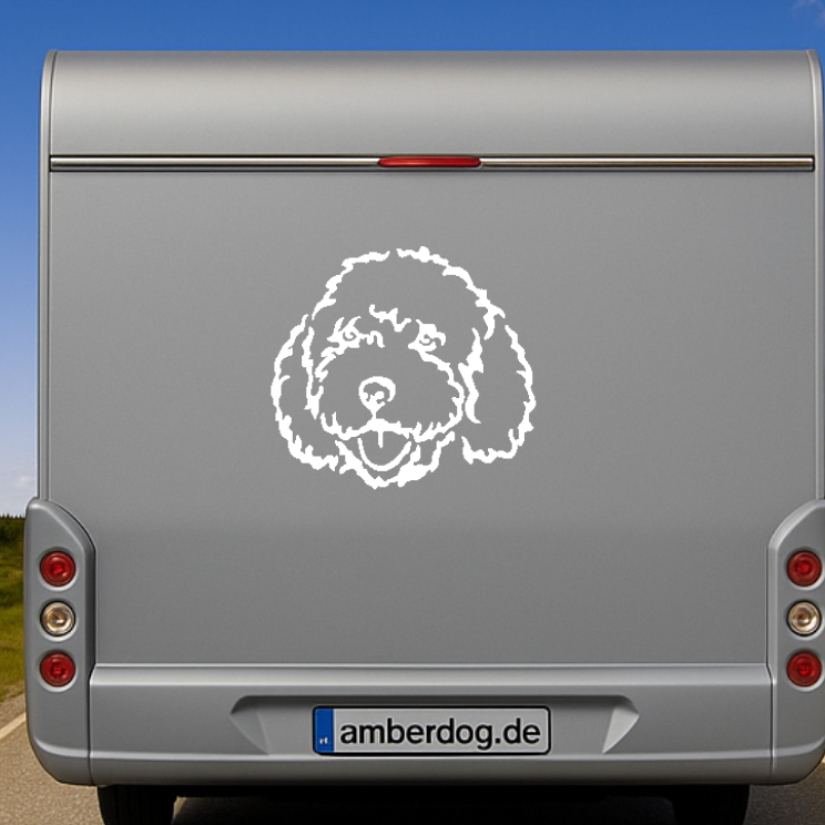 Weiße Kopf-Silhouette eines Spanischen Wasserhundes als Aufkleber auf der grauen Rückwand eines Wohnmobils, wetterfestes Autoaufkleber-Motiv von amberdog