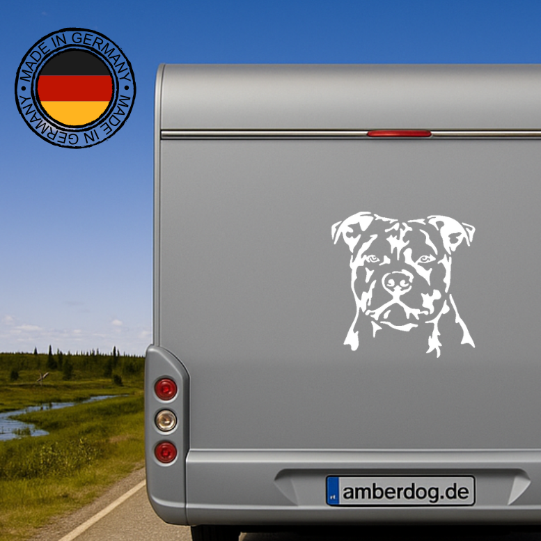 Staffordshire Bullterrier Aufkleber weiß auf grauer Wohnmobil-Rückwand mit Blick auf Straße und Landschaft