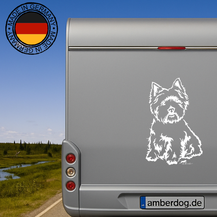 Weißer sitzender Westie Ganzkörper Aufkleber am Heck eines silbernen Wohnmobils vor blauem Himmel, wetterfestes Autoaufkleber-Motiv von amberdog