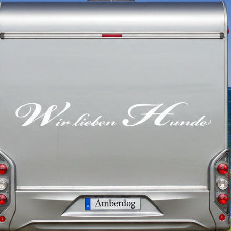 Wohnmobil-Heck mit weißem Aufkleber „Wir lieben Hunde“ am Meer | amberdog®