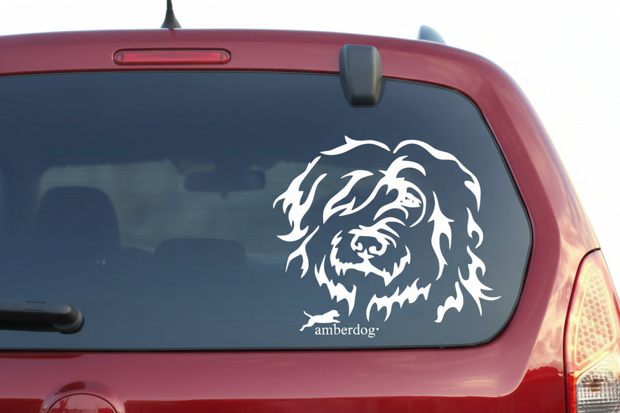 Weißer Bergamasker Kopf Aufkleber auf der Heckscheibe eines Autos – wetterfestes Autoaufkleber-Motiv von amberdog