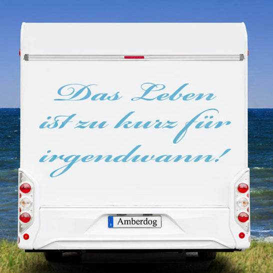 Wohnmobil-Heck mit hellblauem Aufkleber „Das Leben ist zu kurz für irgendwann!“ am Meer | amberdog®