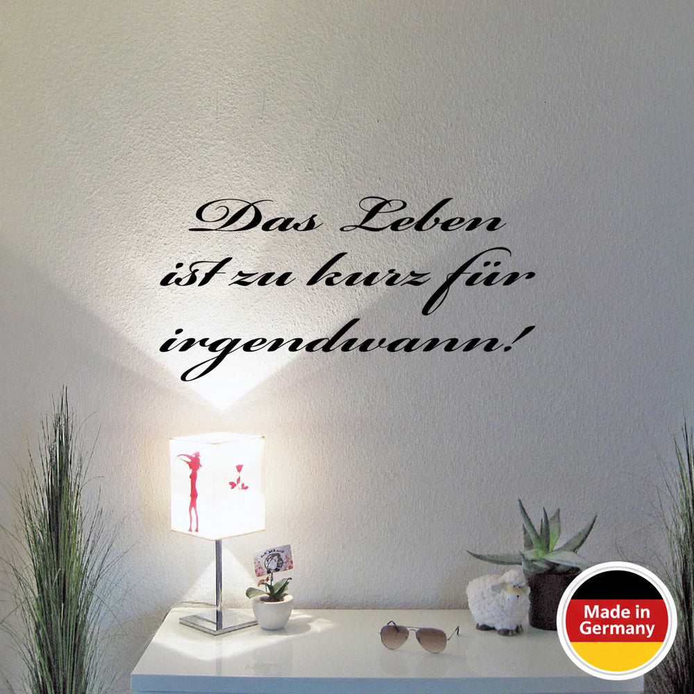 Wandtattoo „Das Leben ist zu kurz für irgendwann!“ an der Wand mit Deko | amberdog®