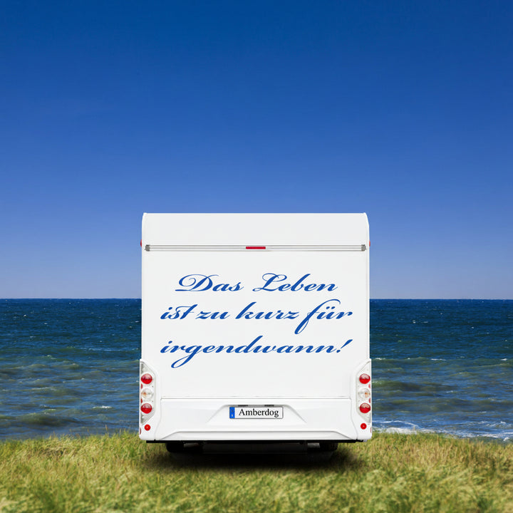 Wohnmobil-Heck mit blauem Aufkleber „Das Leben ist zu kurz für irgendwann!“ am Meer | amberdog®