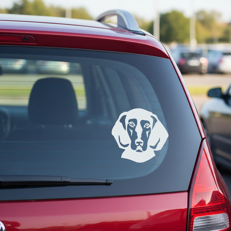 Weißes Griechische Bracke Kopf-Motiv als Aufkleber auf der Heckscheibe eines roten Autos, wetterfestes Autoaufkleber-Motiv von amberdog