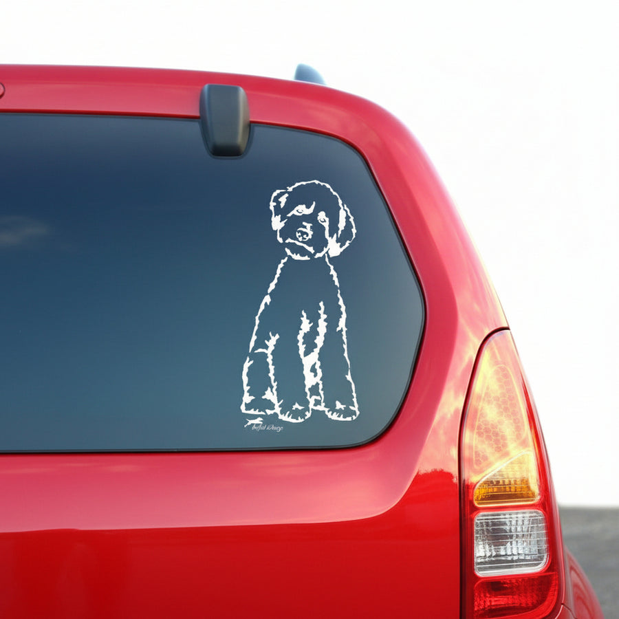 Weißer sitzender Lagotto Romagnolo Aufkleber auf der Heckscheibe eines roten Autos – wetterfestes Wandtattoo- und Autoaufkleber-Motiv von amberdog