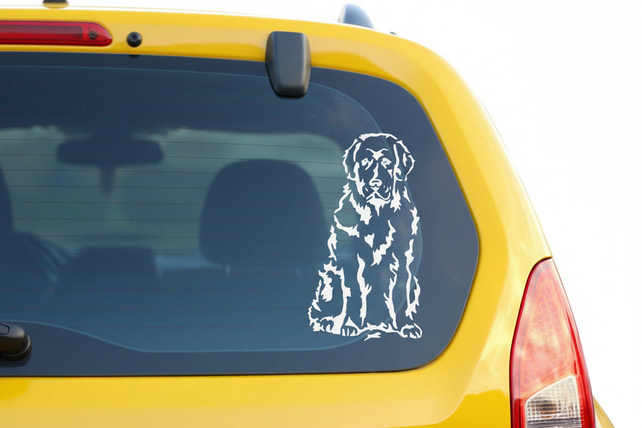 Weißer Neufundländer Aufkleber auf der Heckscheibe eines gelben Autos – wetterfestes Autoaufkleber-Motiv von amberdog