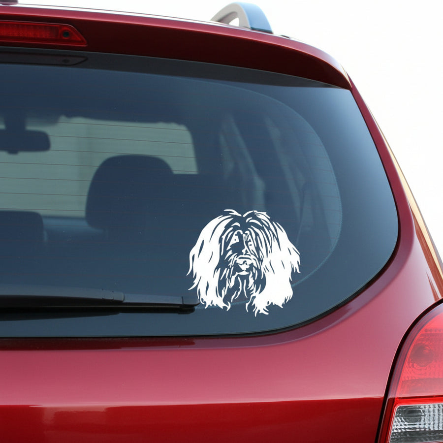 Weißer Polski Owczarek Nizinny PON Kopf Aufkleber auf der Heckscheibe eines roten Autos – wetterfestes Wandtattoo- und Autoaufkleber-Motiv von amberdog