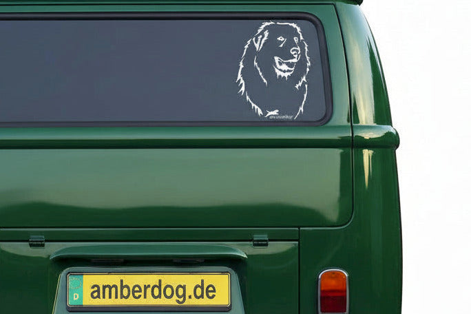 Pyrenäenberghund Vinyl-Aufkleber weiß auf grünem Wohnmobil Heckscheibe – Hundeaufkleber Auto Wohnwagen
