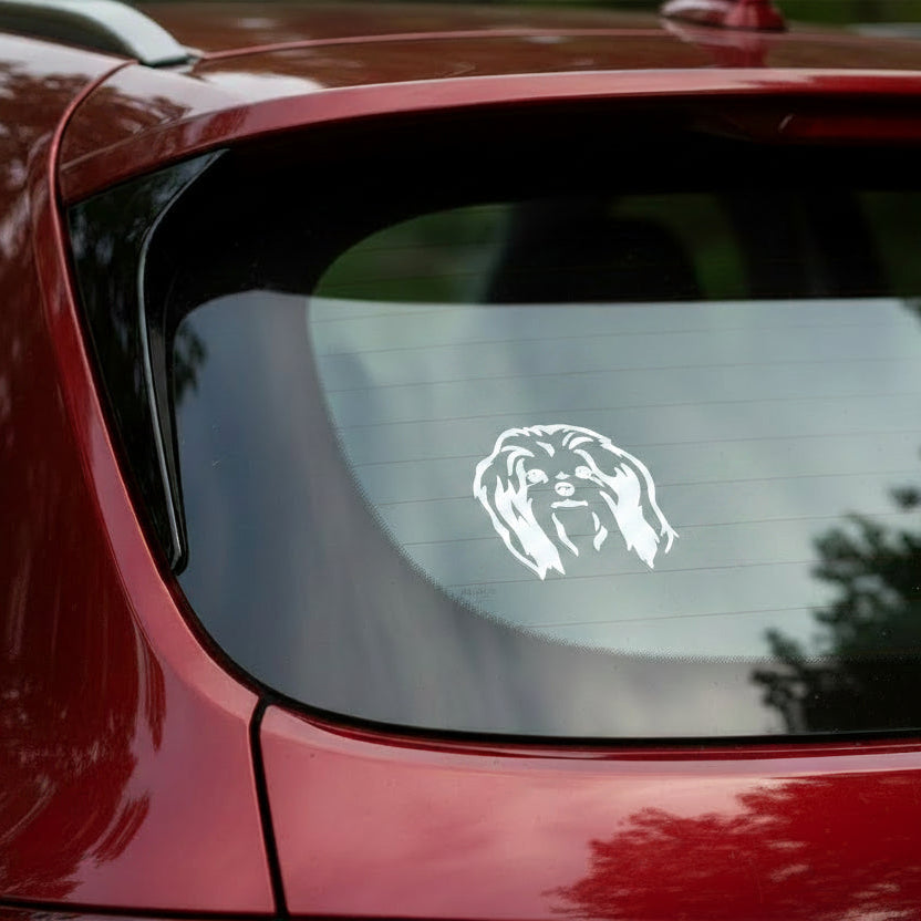 Weißer Shih Tzu Kopf Aufkleber auf der Heckscheibe eines roten Autos – wetterfestes Autoaufkleber-Motiv von amberdog